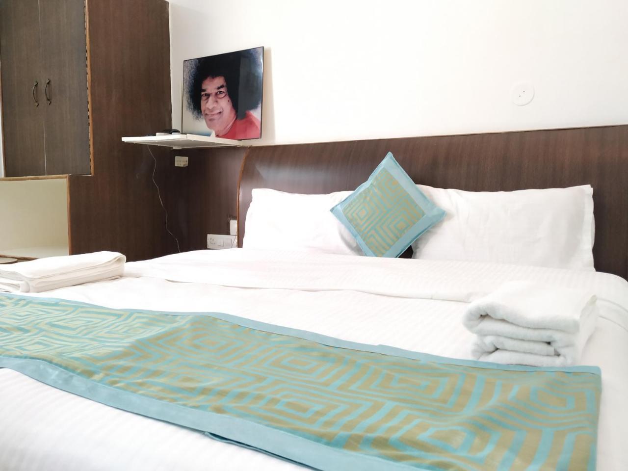 Aum Hotel プッタパルティ エクステリア 写真