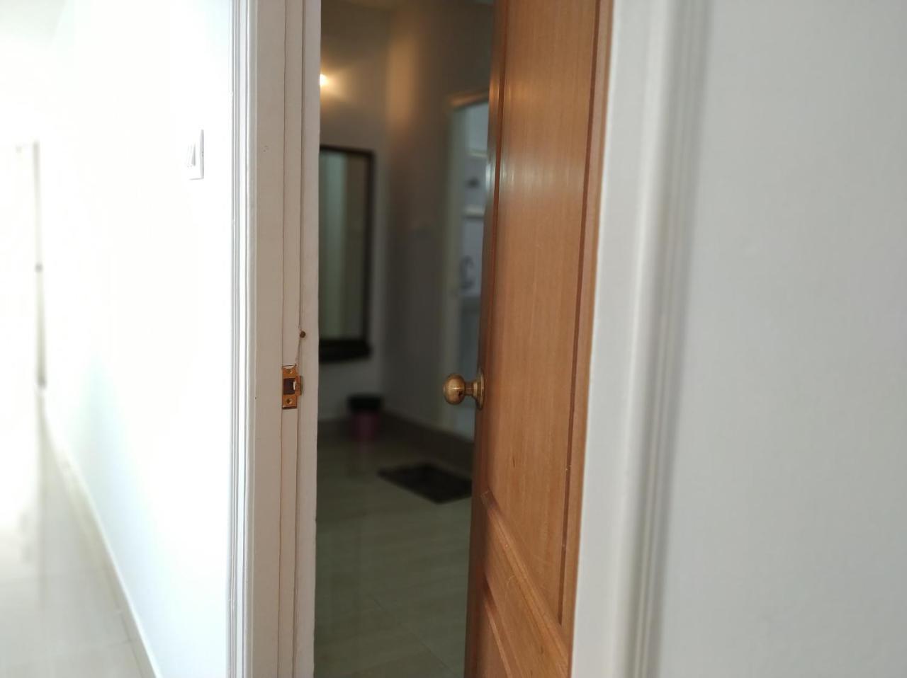 Aum Hotel プッタパルティ エクステリア 写真
